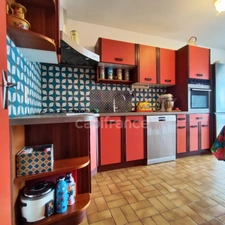 Dernier étage – T3 de 81 m² – Vue montagnes – Grand balcon – Isolation extérieure neuve