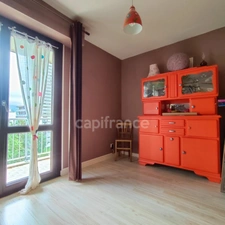 Dernier étage – T3 de 81 m² – Vue montagnes – Grand balcon – Isolation extérieure neuve