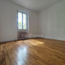 HYPER CENTRE – 210 m² – 6 CHAMBRES – PARC 1 300 m² – UNE MAISON FAMILIALE RARE À LES AVENIÈRES