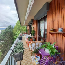 Dernier étage – T3 de 81 m² – Vue montagnes – Grand balcon – Isolation extérieure neuve