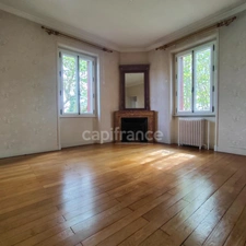 HYPER CENTRE – 210 m² – 6 CHAMBRES – PARC 1 300 m² – UNE MAISON FAMILIALE RARE À LES AVENIÈRES