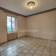 HYPER CENTRE – 210 m² – 6 CHAMBRES – PARC 1 300 m² – UNE MAISON FAMILIALE RARE À LES AVENIÈRES