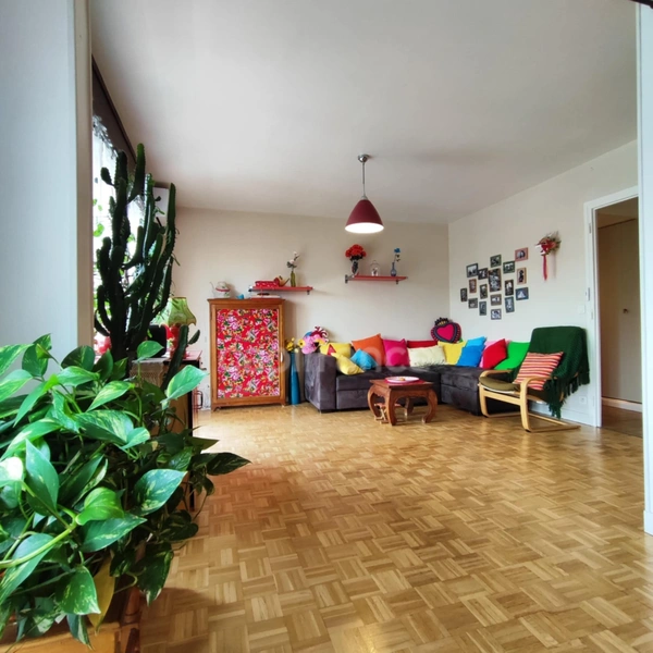 Dernier étage – T3 de 81 m² – Vue montagnes – Grand balcon – Isolation extérieure neuve