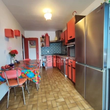 Dernier étage – T3 de 81 m² – Vue montagnes – Grand balcon – Isolation extérieure neuve