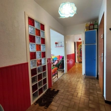 Dernier étage – T3 de 81 m² – Vue montagnes – Grand balcon – Isolation extérieure neuve