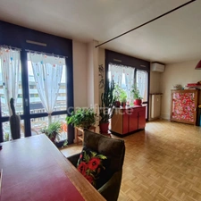 Dernier étage – T3 de 81 m² – Vue montagnes – Grand balcon – Isolation extérieure neuve