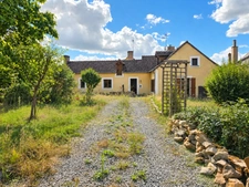 Du charme, de beaux volumes de plain-pied et un jardin arboré : découvrez cette maison pleine de potentiel
