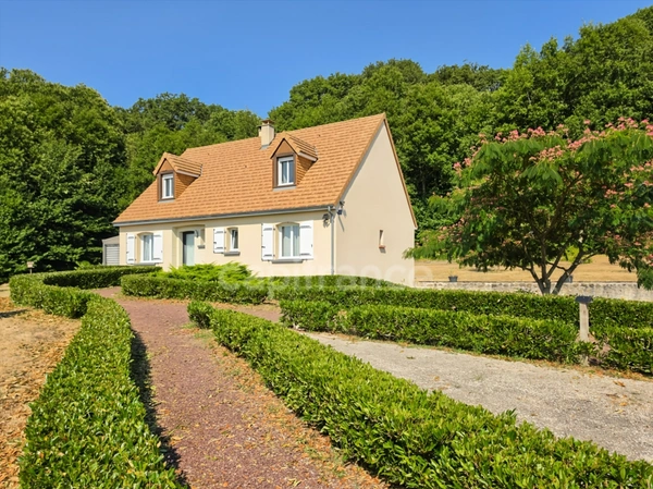 Maison familiale de 4 chambres sur plus de 6 000 m² de terrain à Saint-Maixent