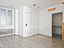 Immeuble de rapport au Grand-Lucé comprenant un local commercial et un appartement