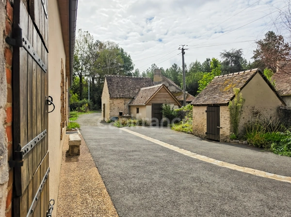 Havre de paix à la campagne, avec plus d’un hectare de terrain et un potentiel rare !