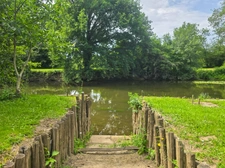 OPPORTUNITÉ : TERRAIN DE LOISIR D'ENVIRON 1 300 M² AVEC EAU, ÉLECTRICITÉ ET ACCÈS PRIVILÉGIÉ À LA SARTHE !