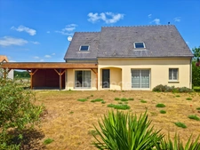 Le confort d’une grande maison familiale au calme de la campagne, avec toutes les commodités à proximité.