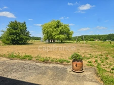 Le confort d’une grande maison familiale au calme de la campagne, avec toutes les commodités à proximité.
