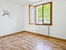 Pavillon situé dans un quartier résidentiel calme, à 5 minutes à pied des commerces.