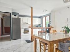 Maison de plain pied lumineuse, 3 chambres, avec terrasse de 40 m² et commerces à pied