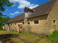 Un havre de paix au coeur de la nature : découvrez cette propriété pleine de charme aux possibilités infinies, sur près de 2 hectares, sans aucun vis-à-vis