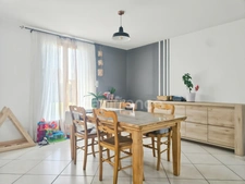 Maison de plain pied lumineuse, 3 chambres, avec terrasse de 40 m² et commerces à pied