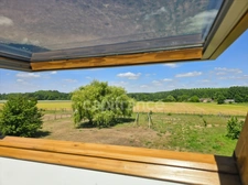 Le confort d’une grande maison familiale au calme de la campagne, avec toutes les commodités à proximité.