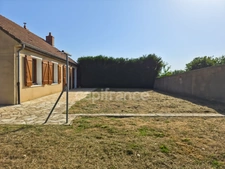 Pavillon situé dans un quartier résidentiel calme, à 5 minutes à pied des commerces.