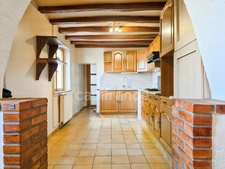 Du charme, de beaux volumes de plain-pied et un jardin arboré : découvrez cette maison pleine de potentiel