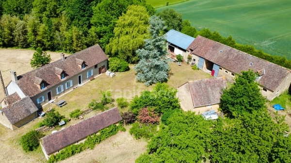 Un havre de paix au coeur de la nature : découvrez cette propriété pleine de charme aux possibilités infinies, sur près de 2 hectares, sans aucun vis-à-vis