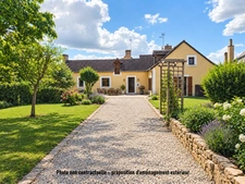 Du charme, de beaux volumes de plain-pied et un jardin arboré : découvrez cette maison pleine de potentiel