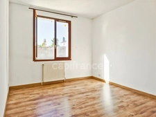 Pavillon situé dans un quartier résidentiel calme, à 5 minutes à pied des commerces.
