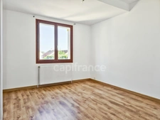Pavillon situé dans un quartier résidentiel calme, à 5 minutes à pied des commerces.