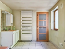 Du charme, de beaux volumes de plain-pied et un jardin arboré : découvrez cette maison pleine de potentiel