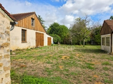 Havre de paix à la campagne, avec plus d’un hectare de terrain et un potentiel rare !