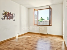 Pavillon situé dans un quartier résidentiel calme, à 5 minutes à pied des commerces.