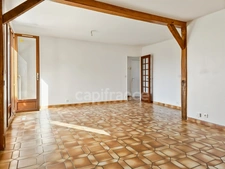 Pavillon situé dans un quartier résidentiel calme, à 5 minutes à pied des commerces.