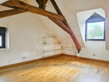 Du charme, de beaux volumes de plain-pied et un jardin arboré : découvrez cette maison pleine de potentiel