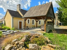 Du charme, de beaux volumes de plain-pied et un jardin arboré : découvrez cette maison pleine de potentiel