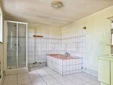 Du charme, de beaux volumes de plain-pied et un jardin arboré : découvrez cette maison pleine de potentiel