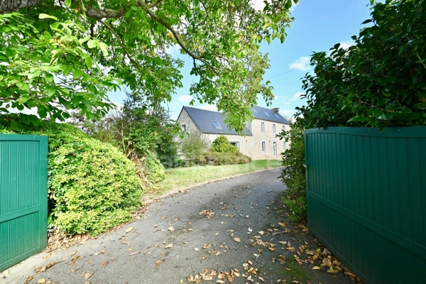 Maison en pierres 10 pièces + Hangar de stockage, proche Lannion