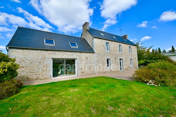 Maison en pierres 10 pièces + Hangar de stockage, proche Lannion