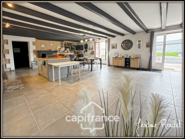Maison en pierre à vendre 6 pièces 4 chambres + studio indépendant sur terrain 3 260 m² avec dépendances Champigny-En-Rochereau (86)
