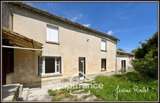 Stone house for sale, 5 rooms, 2 bedrooms, numerous outbuildings, 22,400 m² plot, Champigny-En-Rochereau (86)