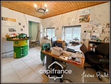 Maison en pierre à vendre 6 pièces 4 chambres + studio indépendant sur terrain 3 260 m² avec dépendances Champigny-En-Rochereau (86)