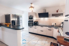 VILLA FAMILIALE F5 AVEC PISCINE, VUE DÉGAGÉE ET SUPERBES VOLUMES – SAINT-LOUIS