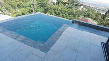 Villa haut standing récente avec piscine à débordement 