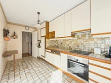 Bright 81 m² 3-bedroom apartment with balcony and parking space – Émile Counord tram stop within walking distance