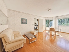 Bright 81 m² 3-bedroom apartment with balcony and parking space – Émile Counord tram stop within walking distance