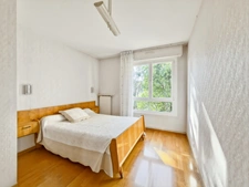 Bright 81 m² 3-bedroom apartment with balcony and parking space – Émile Counord tram stop within walking distance