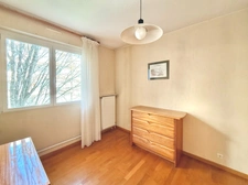 Bright 81 m² 3-bedroom apartment with balcony and parking space – Émile Counord tram stop within walking distance