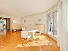 Bright 81 m² 3-bedroom apartment with balcony and parking space – Émile Counord tram stop within walking distance