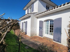 ( 85 ) Vendée entre NOIRMOUTIER , PORNIC et CHALLANS à vendre centre ville  BEAUVOIR SUR MER maison 7 pièces , 181 m² ,4 chambres , garage , terrain clos de 396 m²
