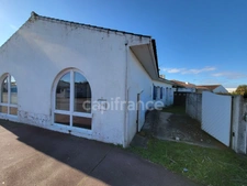 ( 85 ) Vendée entre NOIRMOUTIER , PORNIC et CHALLANS à vendre centre ville  BEAUVOIR SUR MER maison 7 pièces , 181 m² ,4 chambres , garage , terrain clos de 396 m²