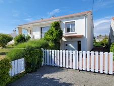 BEAUVOIR SUR MER (85) entre CHALLANS et NOIRMOUTIER proche centre ville Maison 120 m² hab + 90 m² , 3 chs, 2 WC , 2 SDE, terrain clos de 800 m² avec puits , garage